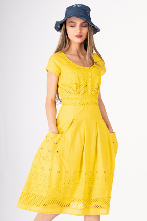 Дамска рокля в жълто с рязана бродерия
