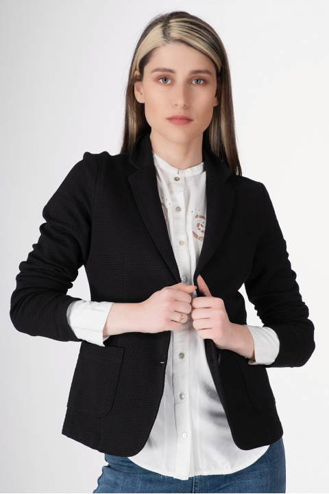Дамско сако в черно от релефна материя с две копчета