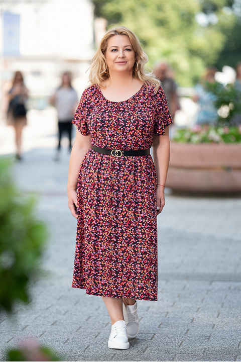 МАКСИ дълга рокля в черно с принт червени и оранжеви цветя