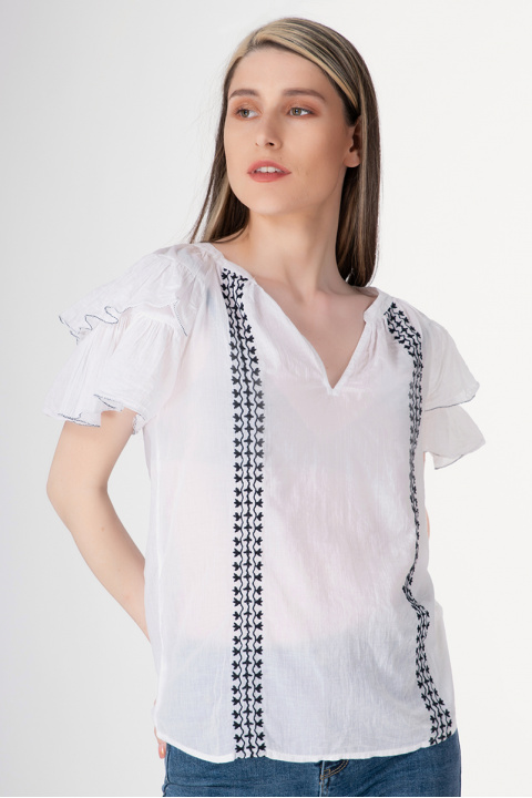 Дамска блуза в бяло счерни бродирани шевици
