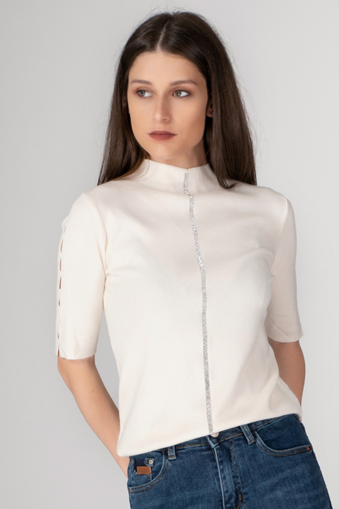 Дамска блуза от фино плетиво в екрю с 3/4 ръкав и лента с камъни