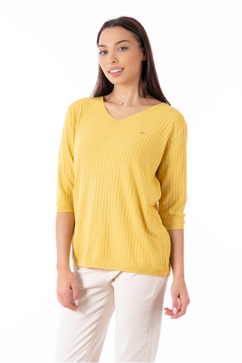 Дамска блуза в жълто от фино плетиво, релефна материя и метална емблема