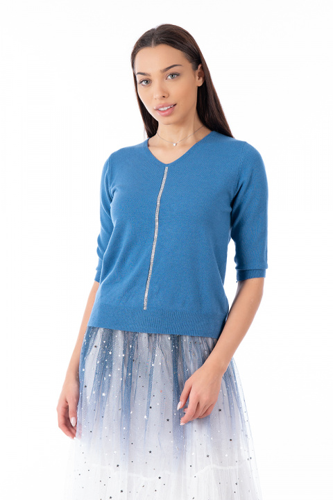 Дамска блуза от фино плетиво в синьо с вертикална лента с камъчета