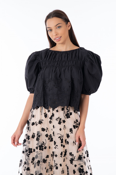 Дамска къса блуза от памук в черно с буфан ръкав и рязана бродерия