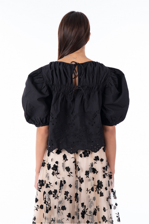 Дамска къса блуза от памук в черно с буфан ръкав и рязана бродерия