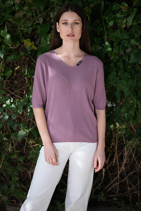 Дамска блуза от фино плетиво в лилаво с остро деколте и нишка ламе