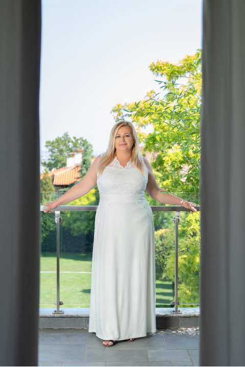 МАКСИ официална дълга рокля в бяло с дантелени елементи, лимитирана серия