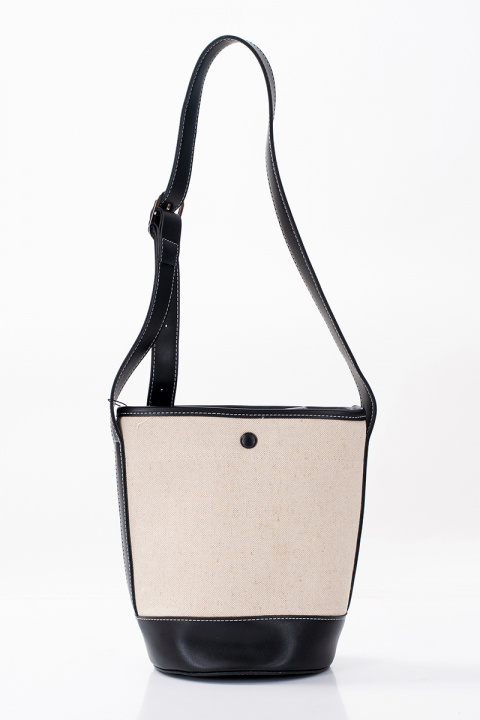 Малка дамска чанта от текстил е бежово с черна дълга дръжка