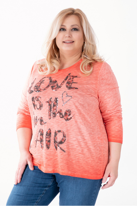 МАКСИ блуза в коралов цвят с брокатен надпис и малки пайети