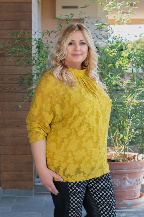 Дамска блуза в цвят лайм с релефни цветя