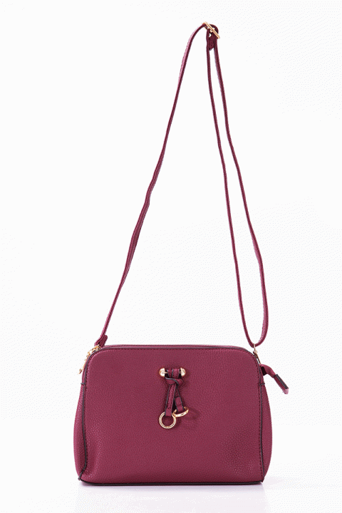 Малка дамска чанта в бордо с дълга дръжка и кожена емблема с халки