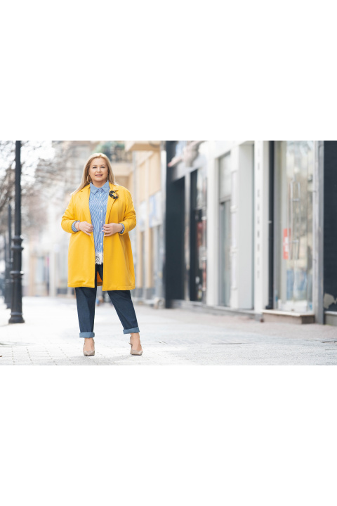 МАКСИ сако в жълто с издължена кройка и декорирано цвете на ревера