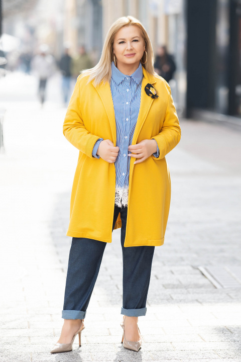 МАКСИ сако в жълто с издължена кройка и декорирано цвете на ревера