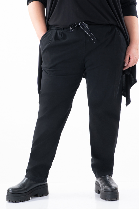 МАКСИ еластичен панталон в черно със свободна линия
