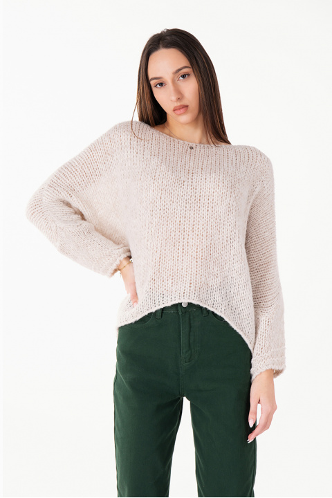 Дамски широк пуловер от едро мъхесто плетиво в цвят светъл визон