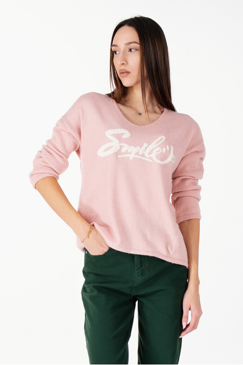 Дамски пуловер в розово с релефен бял надпис