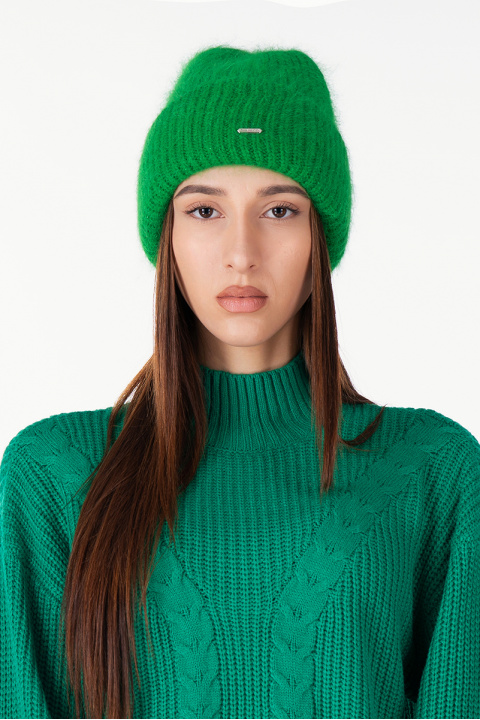 Зимна шапка с мохер в зелено
