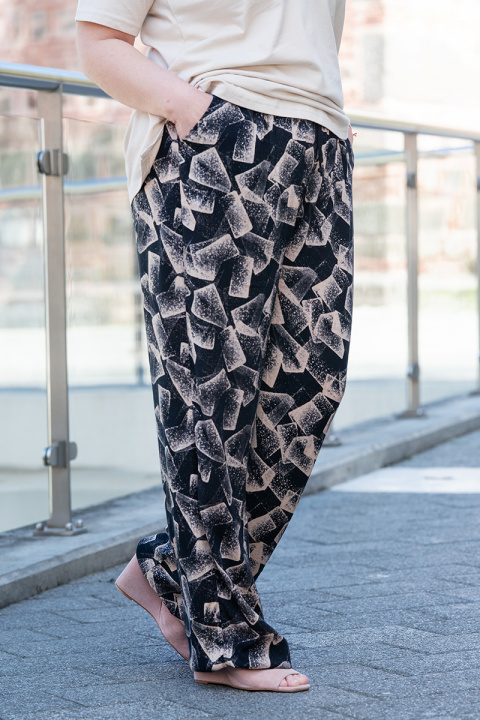 МАКСИ широк ефирен панталон в черно с бежов принт