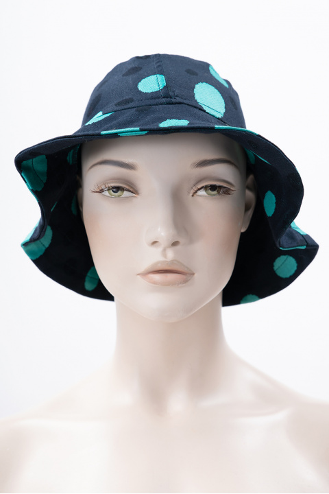Дамска шапка с периферия в тъмносиньо със зелени кръгове