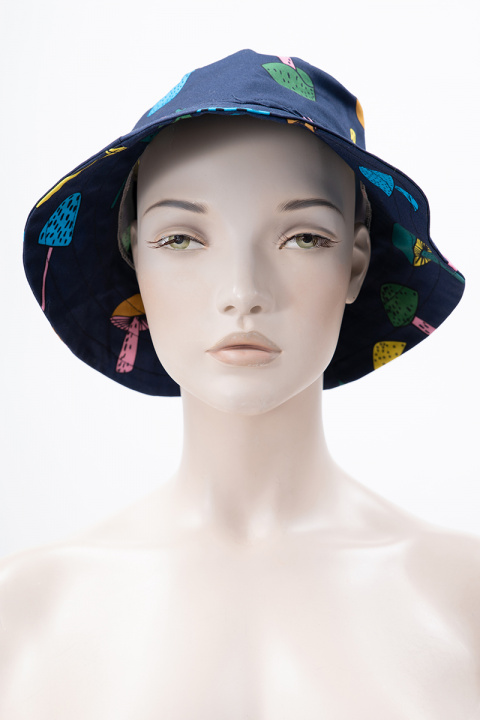 Дамска шапка с периферия с принт цветни гъбки