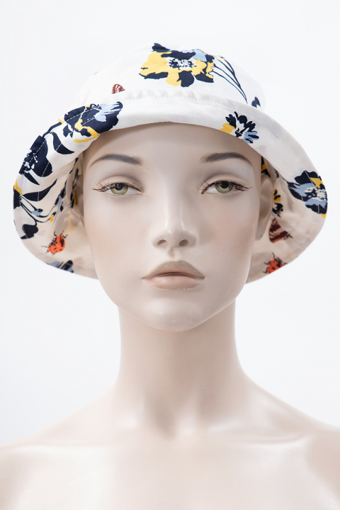 Дамска шапка в бяло с флорален принт