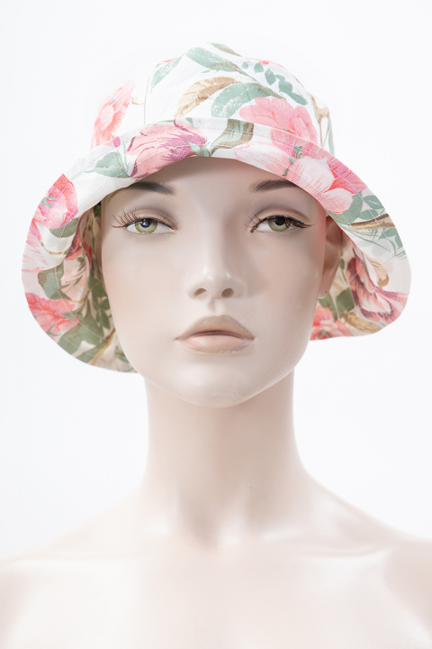 Дамска шапка в екрю със флорален принт