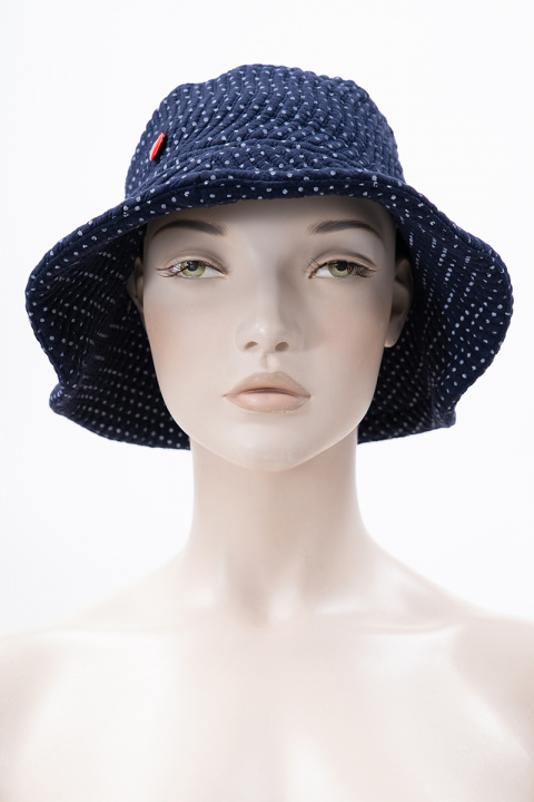 Дамска плътна шапка с периферия в тъмносиньо със принт точки