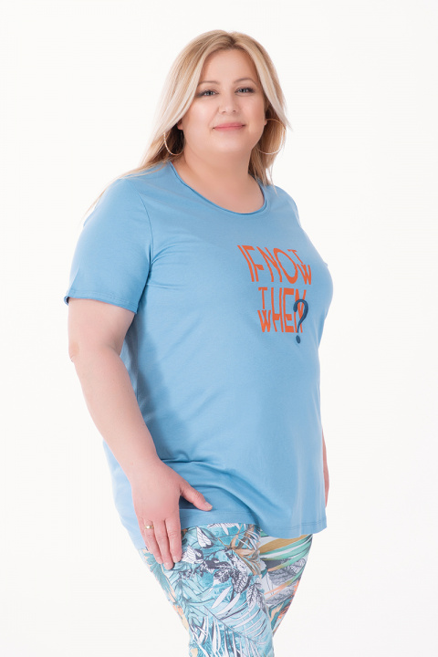 МАКСИ блуза в пастелно синьо с оранжев надпис