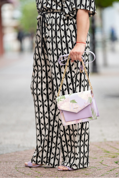 Дамска чанта в лилаво с принт листа и метална дръжка