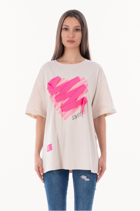 Дамска тениска в бежово с щампа розово сърце и апликация връзки