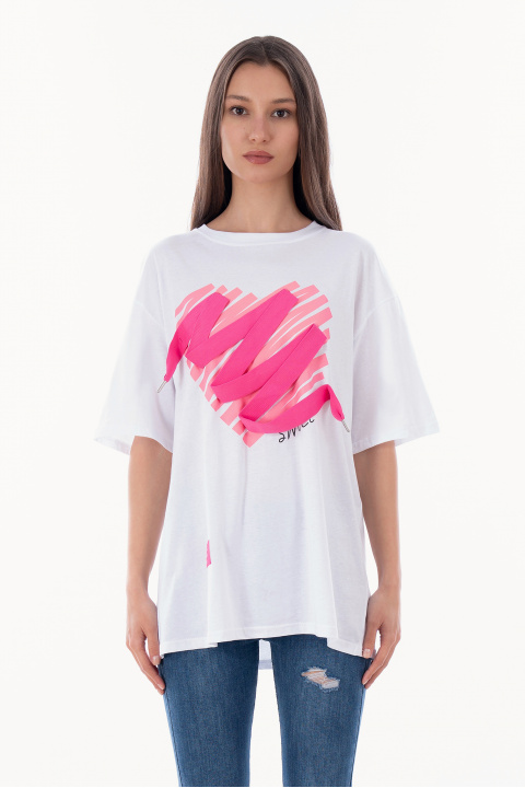 Дамска тениска в бяло с щампа розово сърце и апликация връзки
