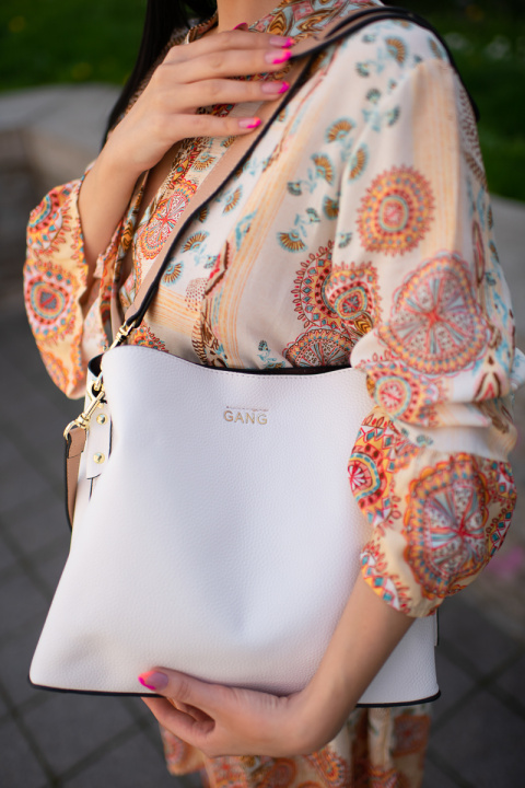 Дамска чанта в бяло с дълга и къса цветна дръжка