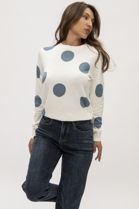 Дамска блуза от фино плетиво в бяло с големи сини точки