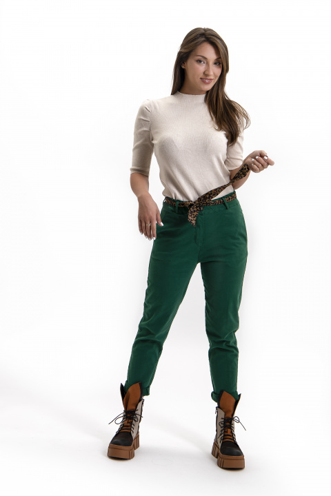 Дамски панталон от плътен памук в зелено с ластик в талията и цветен колан