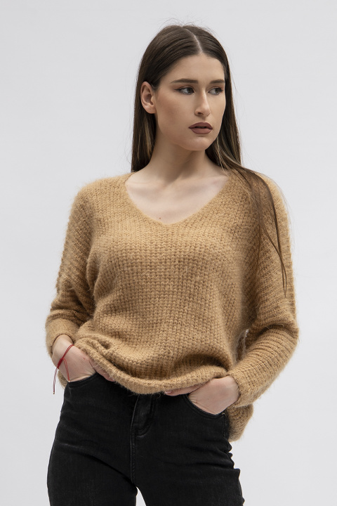 Дамски мъхест пуловер от едро плетиво в бежово