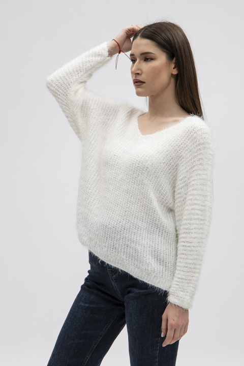 Дамски мъхест пуловер от едро плетиво в бяло