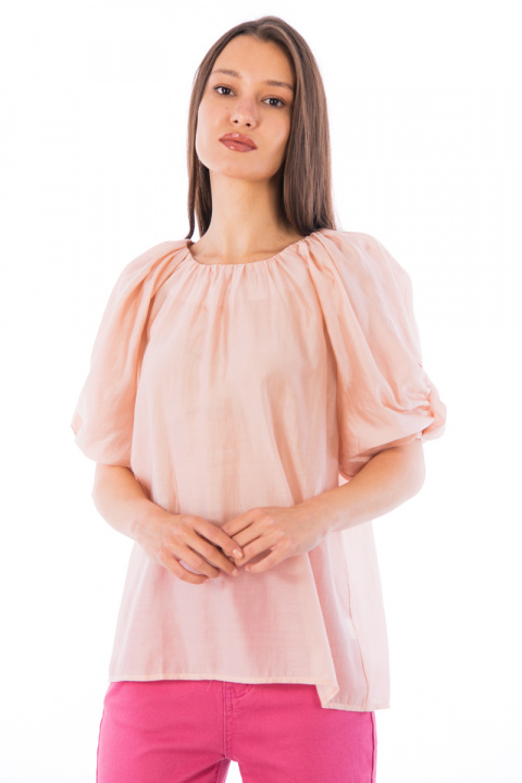 Дамска блуза от фина материя в розово с набор на деколтето