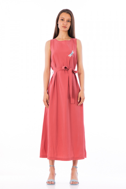 Дълга права рокля ''Dragonfly'' в цвят сьомга с бродирано водно конче
