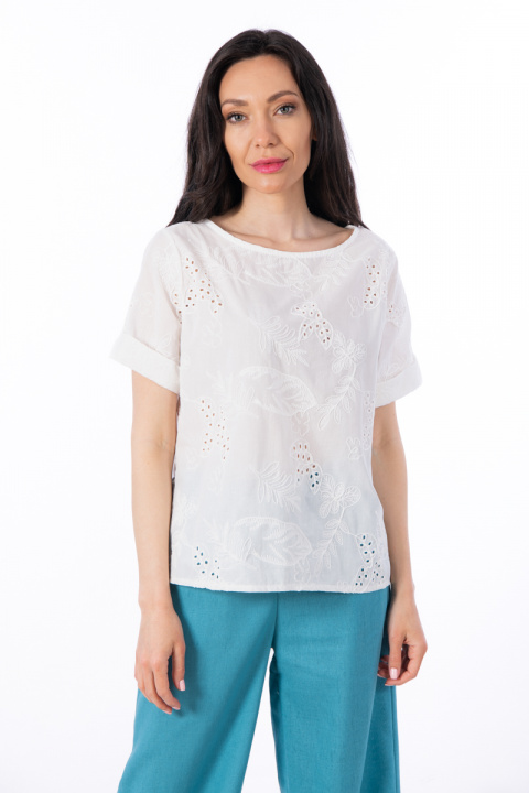 Дамска блуза от памук в бяло с копчета на гърба и нежна бродерия