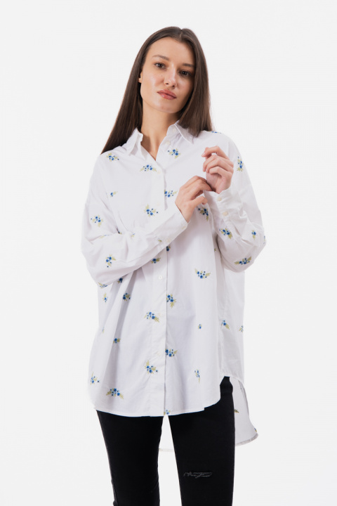 Дамска дълга риза от памук в бяло с бродирани сини цветчета