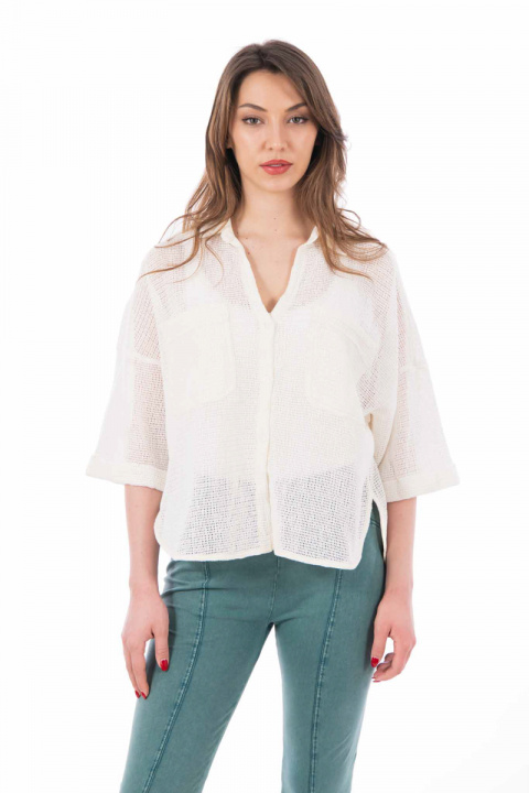 Дамска мрежеста риза в бяло със заоблени краища и цепки
