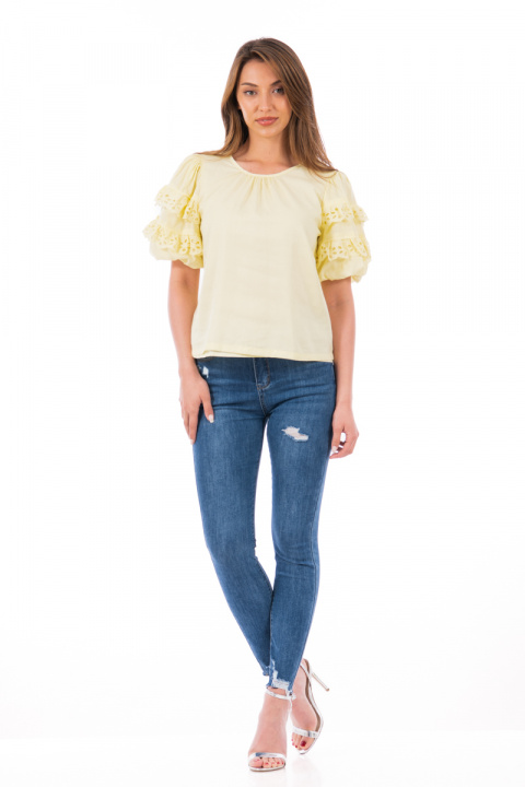 Дамска блуза в жълто с къс ръкав с две ленти рязана бродерия