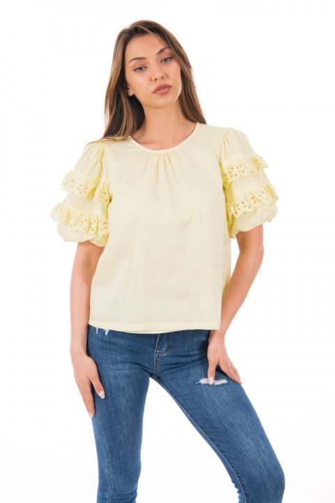 Дамска блуза в жълто с къс ръкав с две ленти рязана бродерия
