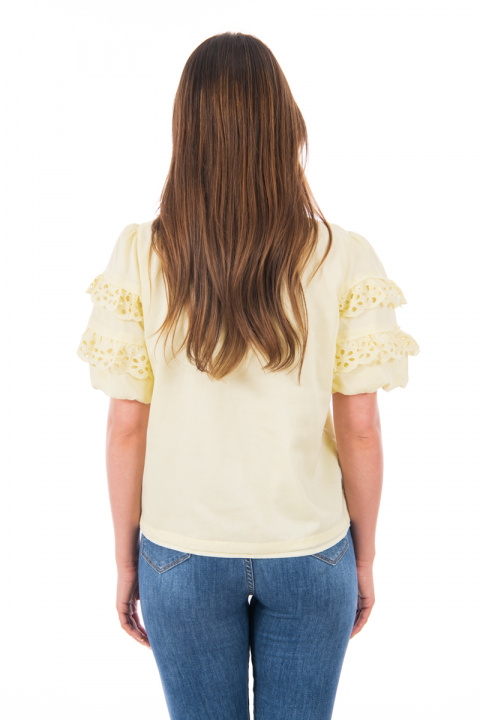 Дамска блуза в жълто с къс ръкав с две ленти рязана бродерия