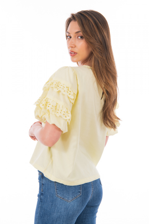 Дамска блуза в жълто с къс ръкав с две ленти рязана бродерия