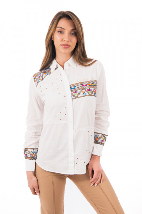 Дамска риза от памук в бяло с цветна шевица на гърдите и ръкавите