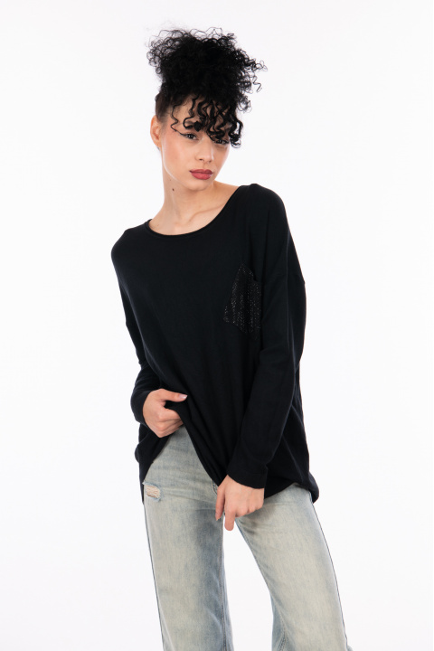 Дамски пуловер в черно с джоб с камъчета и копчета на гърба