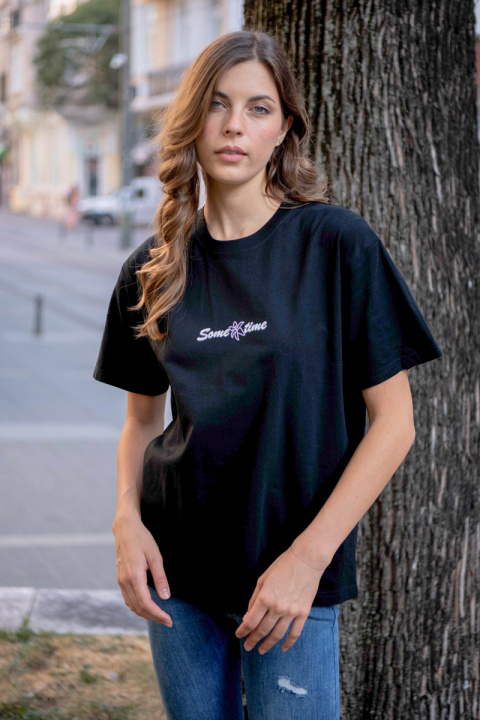 Дамска тениска в черно с надпис отпред и щампа на гърба