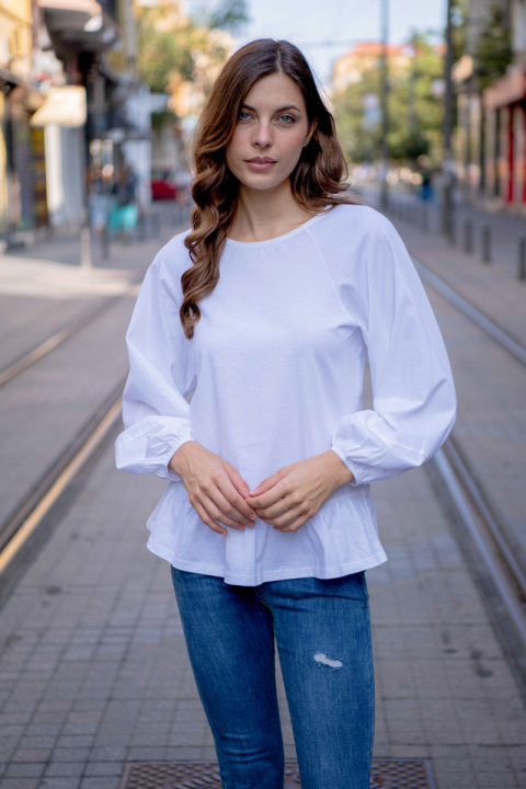 Дамска блуза в бяло с харбала в долната част