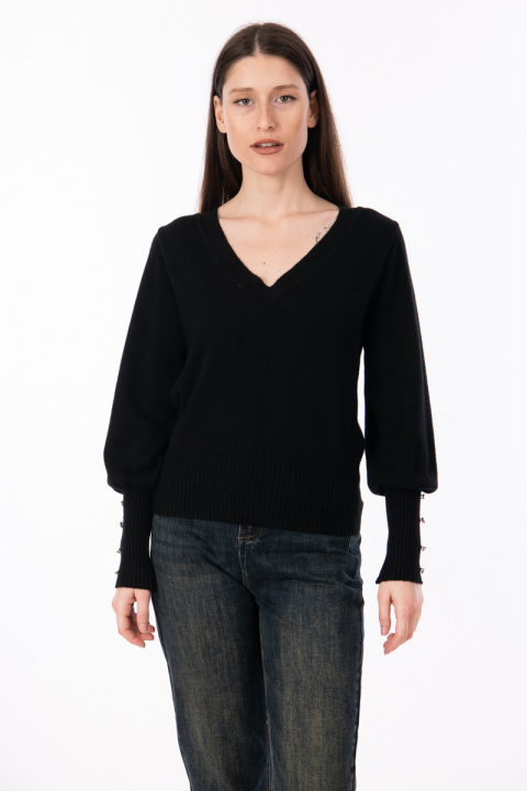 Дамски пуловер в черно с копчета в края на ръкава